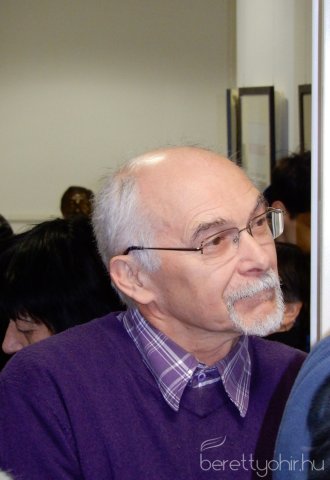 Fellobant az első gyertya lángja 20